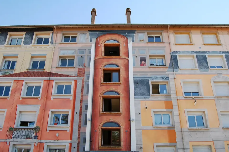 Façade colorée d'un immeuble d'habitation à Lyon, fenêtres et balcons alignés