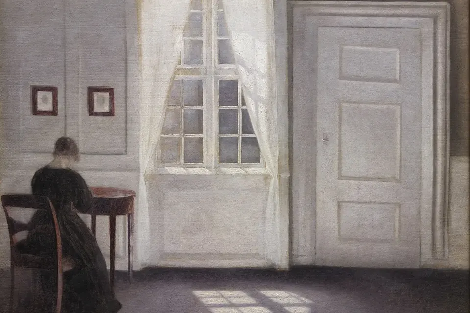 Peinture d'un intérieur dépouillé : une femme assise de dos près d'une fenêtre, le soleil dessine des rectangles de lumière sur le plancher